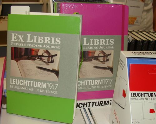 Profesjonalne zeszyty Leuchtturm1917 do zapisywania przeczytanych książek. 30 zl za sztukę. Ileż zaoszczędziłam, zapisując moje lektury w zwykłych zeszytach w kratkę! ;-)
