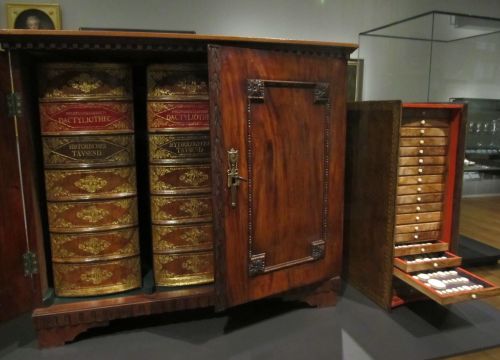 Dactyliotheca Philipa Daniela Lipperta - szkatułka z XVIII w. formie książek do przechowywania biżuterii.